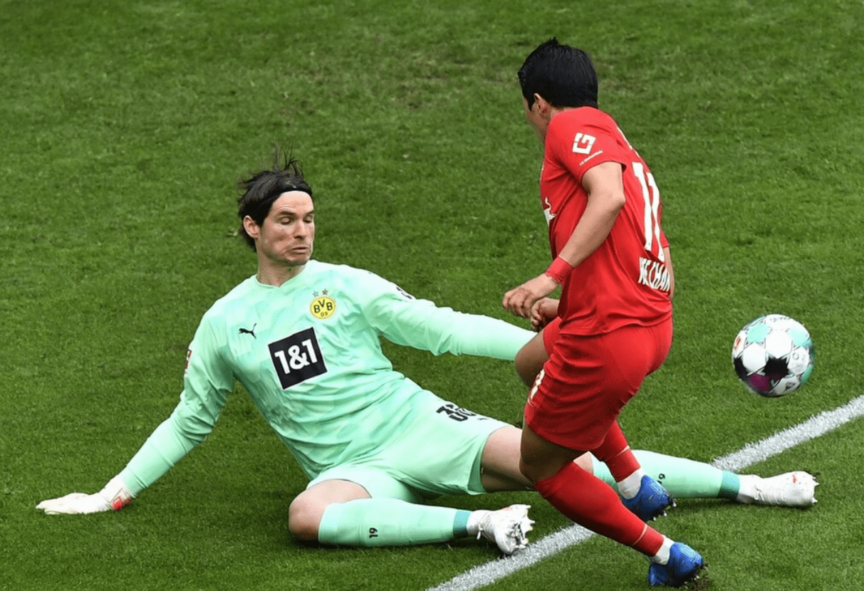 关于尼斯训练开放日；清晨门线救险引欢呼；德甲在即；年轻球员得到机会的信息