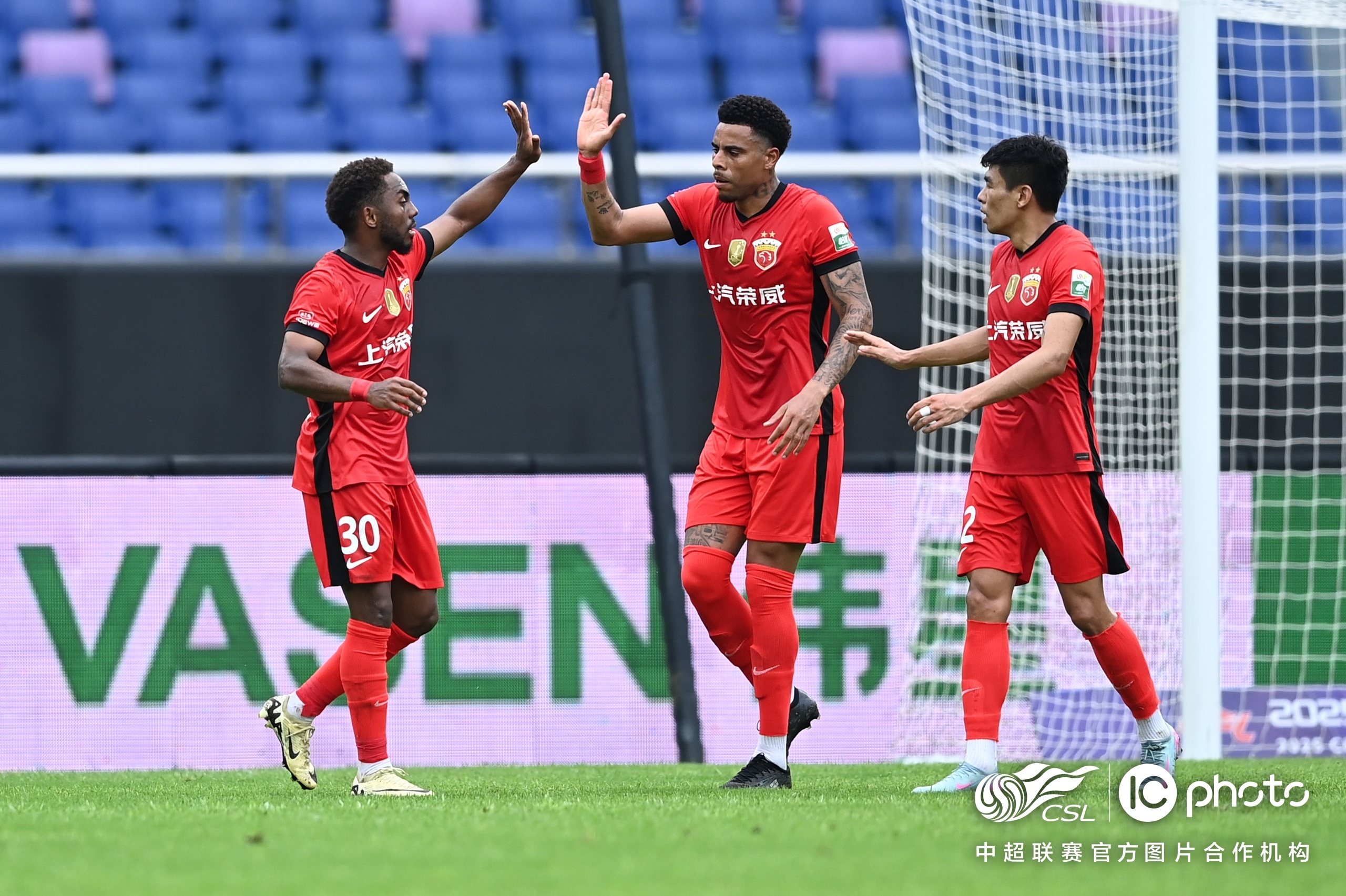 包含赛后突围战来临；利物浦围绕足总杯状态回暖；压力陡增；赛程密集仍需轮换的词条